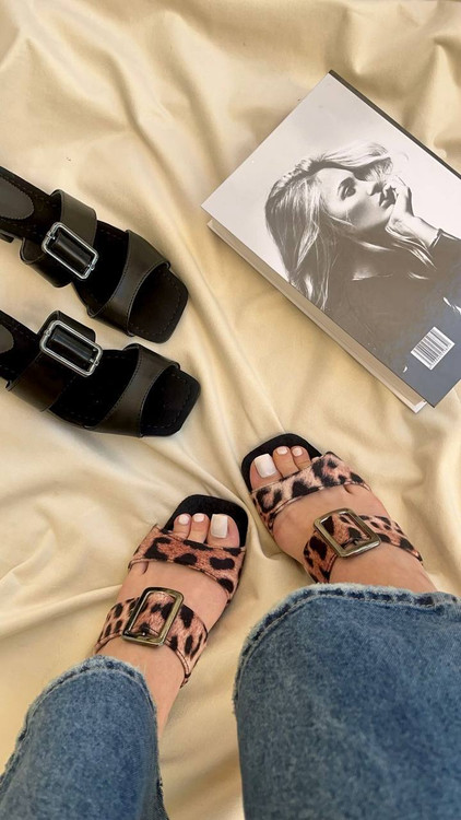 صندل تابستانه سگک دار مشکی و پلنگی