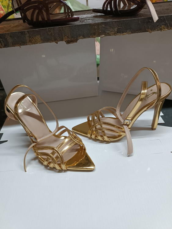 کفش زنانه مجلسی پاشنه بلند طلایی