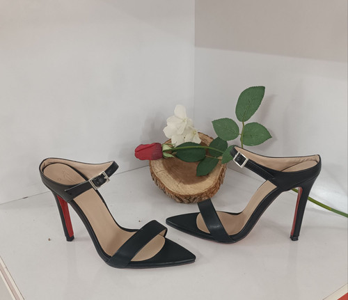 کفش زنانه مجلسی پاشنه بلند مشکی زیره قرمز