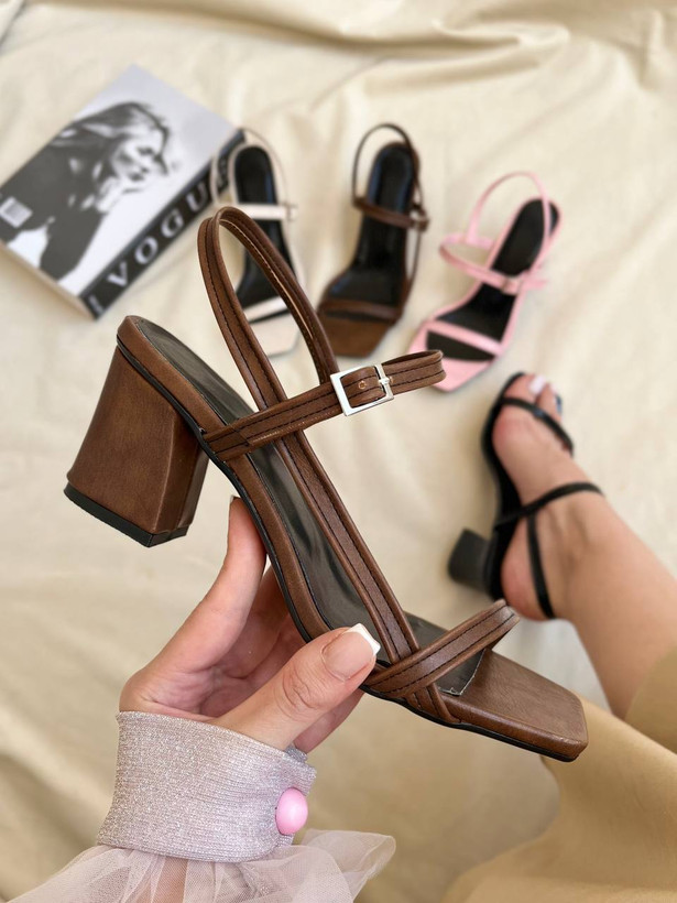 صندل زنانه تابستونی بندی پاشنه 5سانت قهوهای چرم