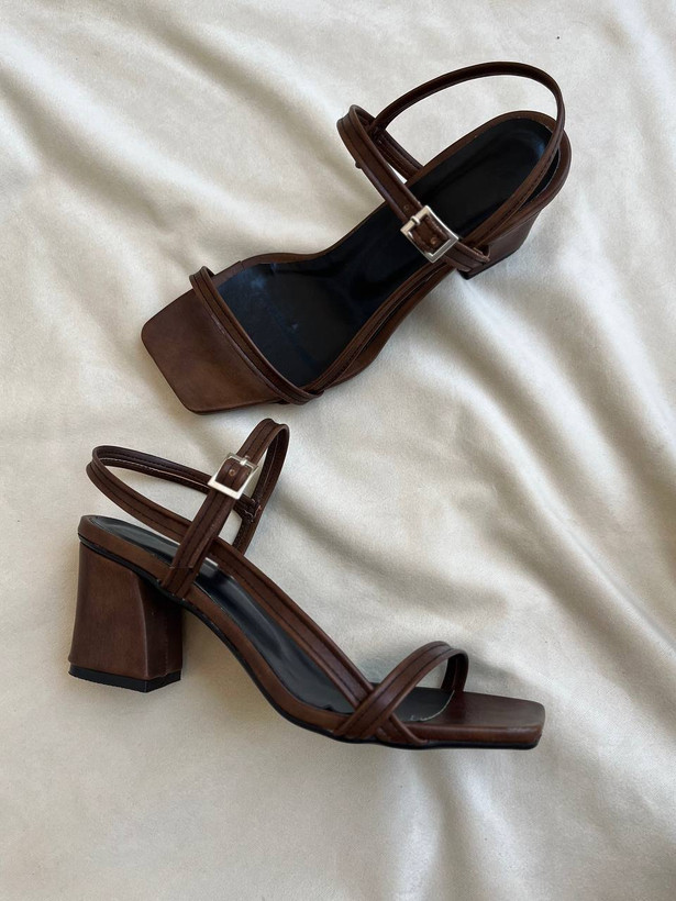 صندل زنانه تابستونی بندی پاشنه 5سانت قهوهای چرم