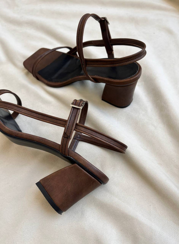 صندل زنانه تابستونی بندی پاشنه 5سانت قهوهای چرم