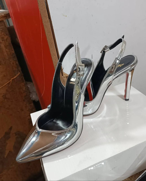 کفش زنانه مجلسی پشت باز جلوبسته ورنی نقره ای