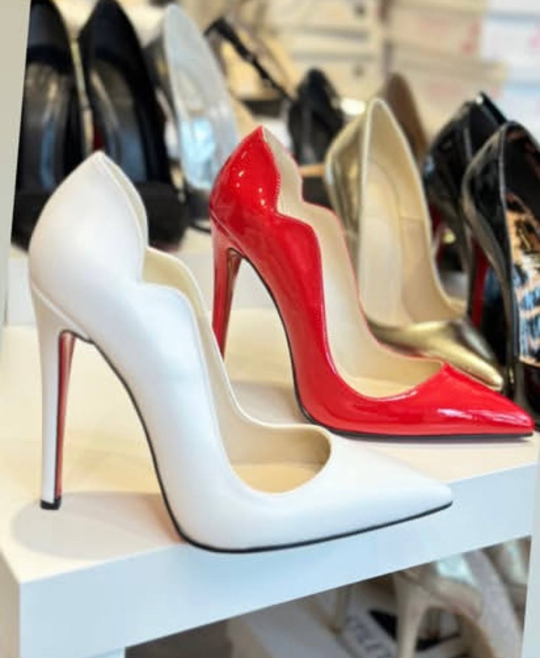 سفید چرم.  قرمز ورنی